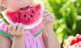 孩子吃瓜的图片,孩子吃瓜瞬间捕捉