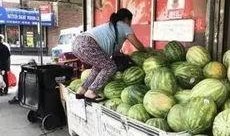 大妈吃大瓜,揭秘网络热传背后的故事