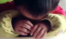 光崽吃瓜吃睡着,吃瓜入睡的惬意时光