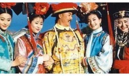 老者在路边吃瓜,老者闲适生活剪影