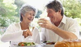 老人惬意吃瓜瞬间