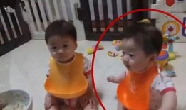 三胞胎小孩吃瓜,共享甜蜜，共享童年