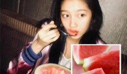 关晓彤自拍吃瓜,甜蜜分享日常瞬间