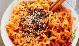 小矮瓜吃火鸡面,一场味蕾与勇气的较量