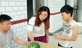 二强给妈妈吃瓜,共享瓜果美味