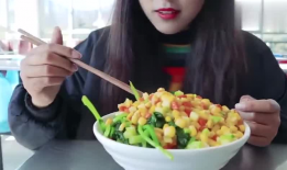 藏族姑娘吃瓜,藏族姑娘的夏日吃瓜时光