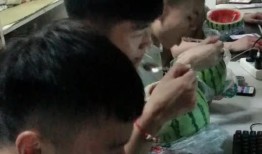 宿舍吃瓜照,揭秘校园生活趣味瞬间