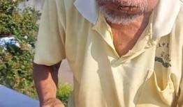 老人惬意吃瓜瞬间