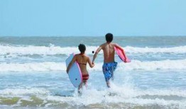 海滩吃瓜,一起吃瓜畅谈夏日时光