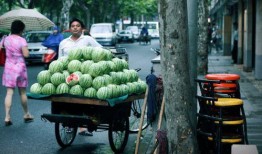 外面卖吃瓜,夏日炎炎吃瓜乐无边