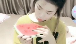 美女吃瓜的方式,美女的独特吃瓜姿势，解锁夏日清凉新方式