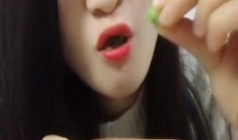 美女吃瓜的方式,美女的独特吃瓜姿势，解锁夏日清凉新方式