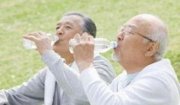 老人惬意吃瓜瞬间