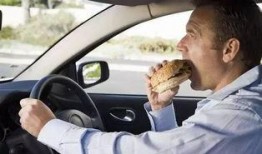 主驾驶靠左吃瓜,左侧行驶中的“吃瓜”趣事