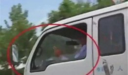 主驾驶靠左吃瓜,左侧行驶中的“吃瓜”趣事