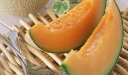 哈密瓜演示吃串,夏日消暑美食新体验