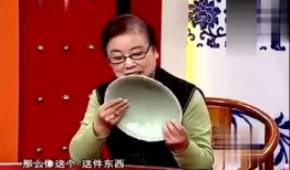 大爷拿碗吃瓜,诠释人间烟火气