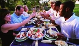 同事聚餐吃瓜视频,吃瓜视频曝光幕后趣事