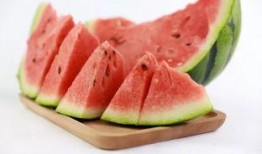 夏日树下吃瓜,瓜香四溢的悠闲时光