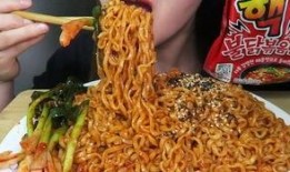 小矮瓜吃火鸡面,一场味蕾与勇气的较量