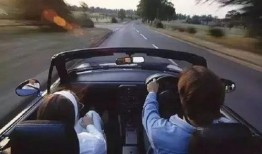 主驾驶靠左吃瓜,左侧行驶中的“吃瓜”趣事