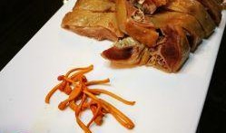 花鹅吃瓜,趣味横生的田园生活趣事