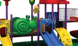 滑滑梯吃瓜,童年的欢乐时光