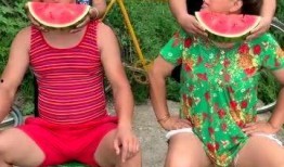 吃瓜老太叫什么,揭秘“吃瓜老太”背后的传奇故事