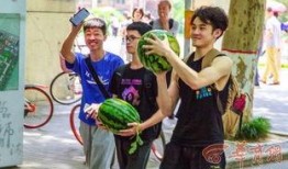 吃瓜车列队,一场夏日里的独特风景线