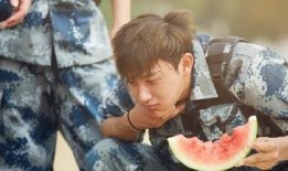 丑男吃瓜梳头图片