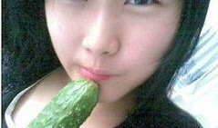 吃瓜美女海报,揭秘吃瓜美女海报背后的故事