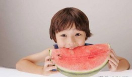 家长孩子吃瓜,甜蜜吃瓜时光