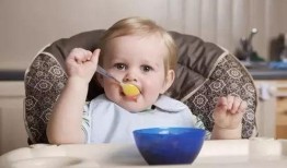 小孩蹲着吃瓜图片,小家伙蹲地瓜香四溢