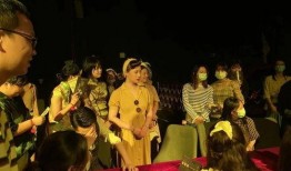 吃瓜女子上台,现场瞬间沸腾！