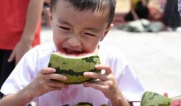 家长孩子吃瓜,甜蜜吃瓜时光