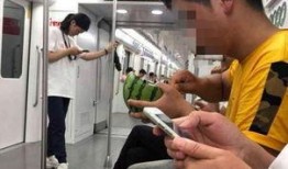 地铁外籍人吃瓜,展现多元文化融合魅力