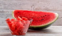 阿玛尼吃瓜,时尚界新潮流