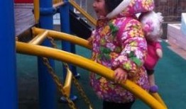 滑滑梯吃瓜,童年的欢乐时光