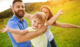 爸爸抱孩子吃瓜,抱娃吃瓜乐翻天