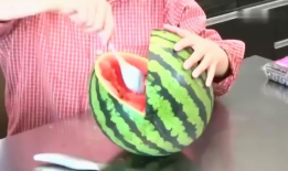 小气鬼吃瓜视频,揭秘瓜农的辛酸与瓜市风云