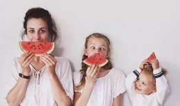 女孩夏日吃瓜头像,瓜果飘香——女孩吃瓜头像下的夏日风情