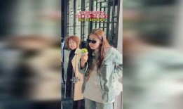 景区吃瓜女孩,夏日里的清凉一“瓜”