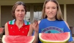 二强给妈妈吃瓜,共享瓜果美味